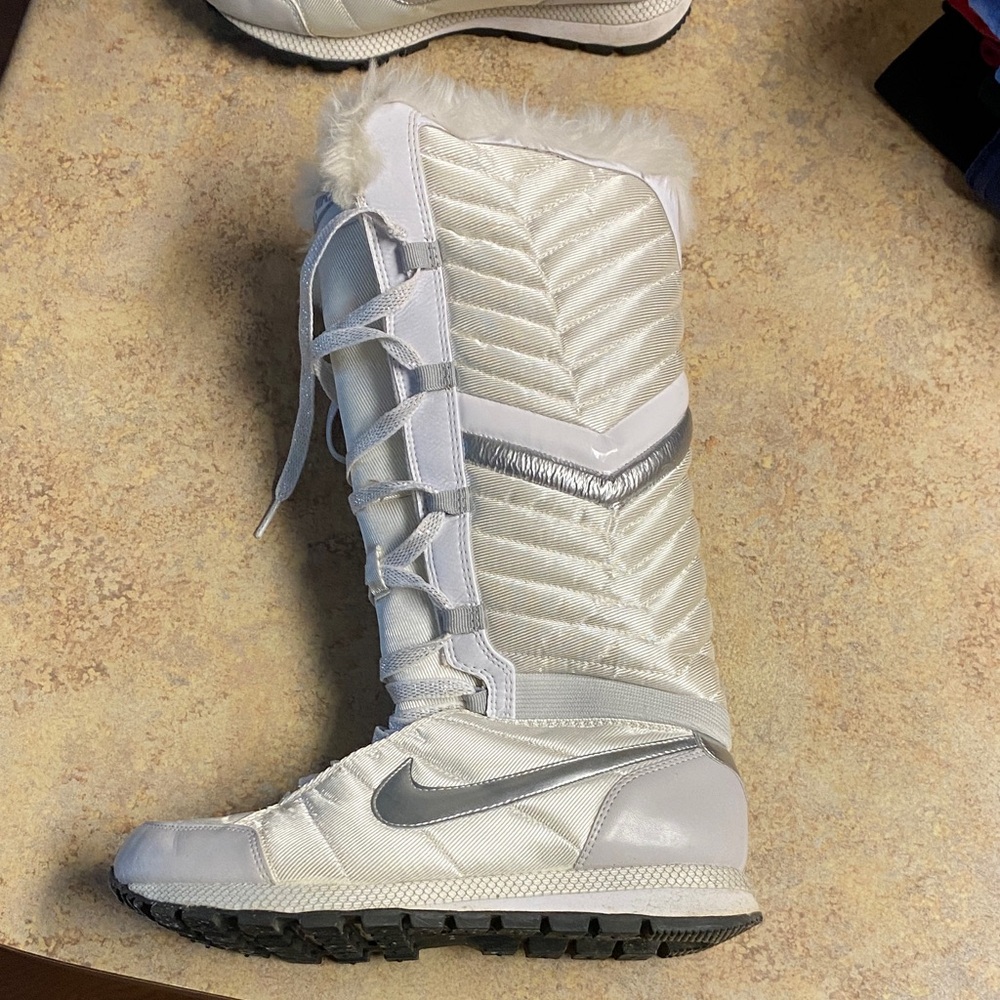Nike Women's Winter Boots in White and Gray
